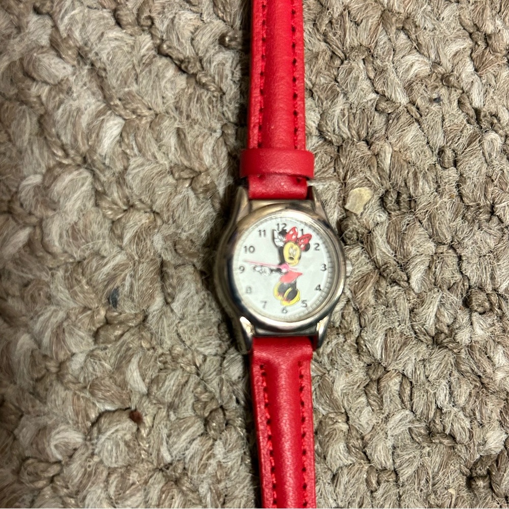 Ladies or child’s red Disney Minnie Mouse hand clock leather band watch new!
